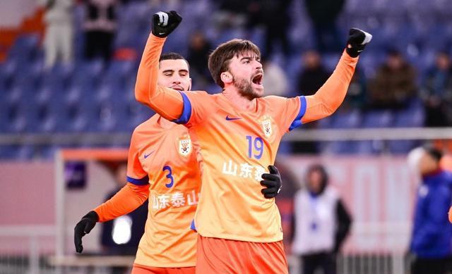 马宁爆火亚冠！单场2点球+直红，吹掉绝杀球，被球员按住逃过红牌