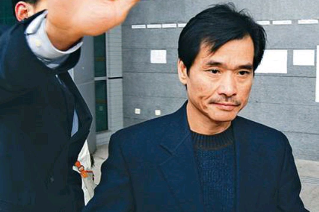 1999年，14K老大“胡须勇”的手下，把张柏建的老，假“胡须勇”一顿暴打，并剃