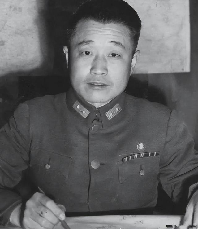 1981年，杜聿明病逝前，抓住前去看他的郭汝瑰的手说：“我最后再向你一次，你当时