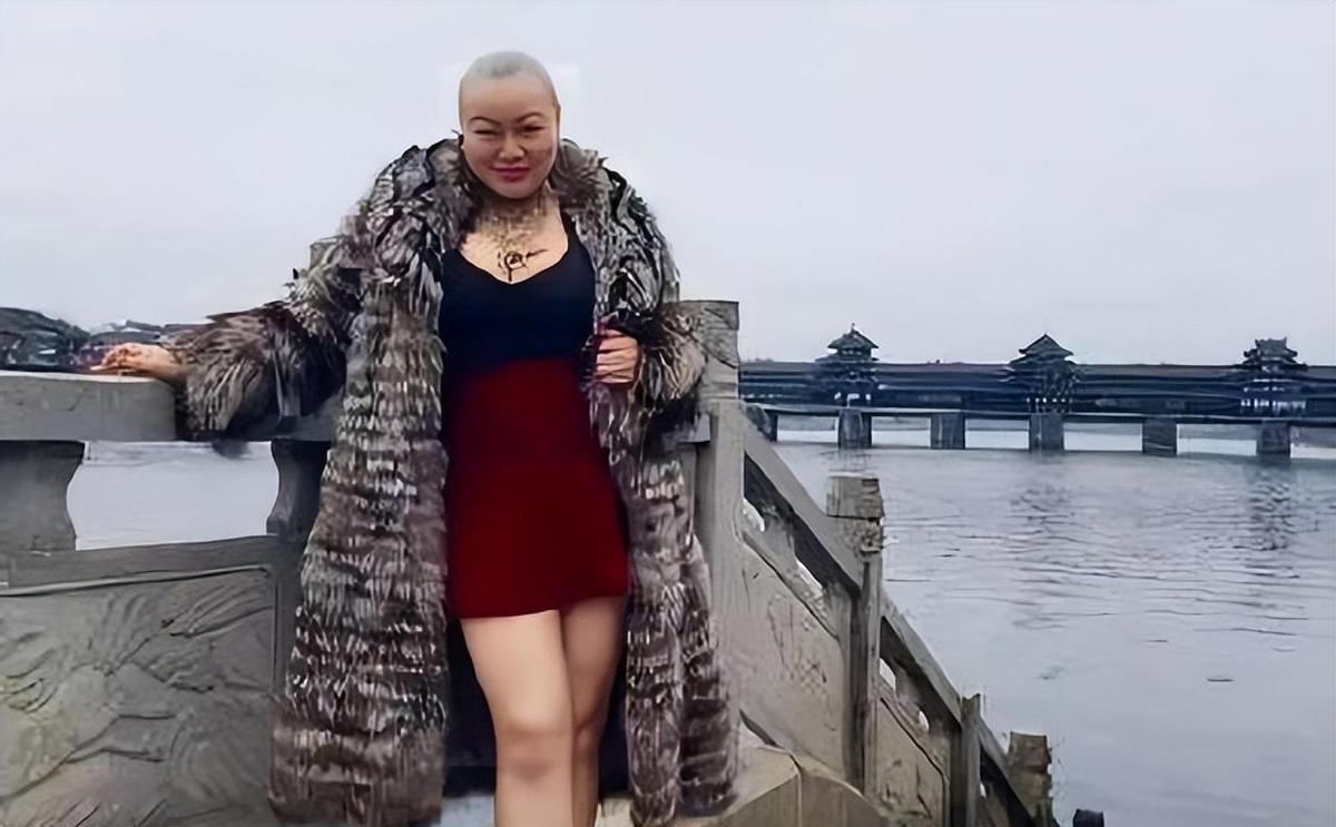 “谁娶我，我送他一辆宾利。”2019年，一名光头女子，身着皮草，手上挂满豪车车钥