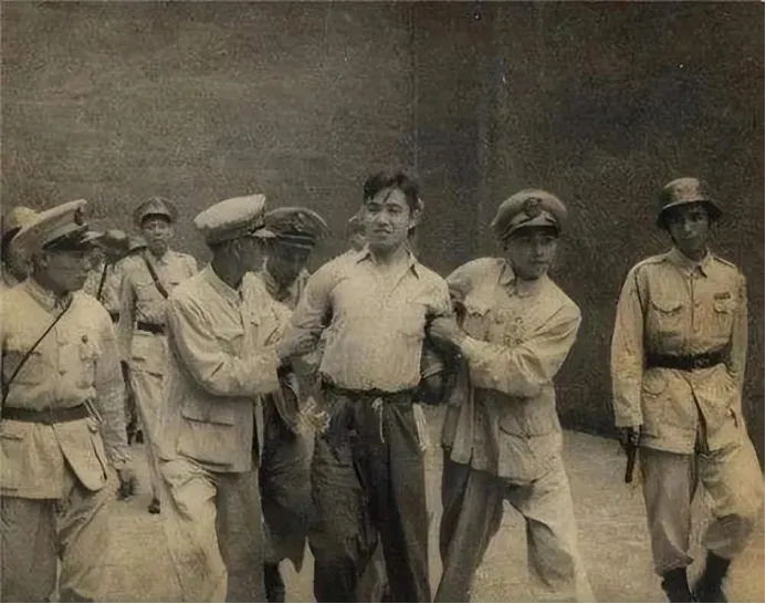 1947年，陈斌被押到刑场。这时，他发现，人群中的地下党员打算救他，他急了，连忙