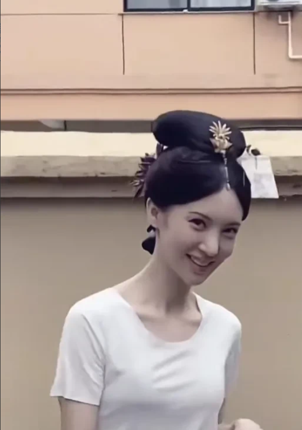 金晨怎么也没有想到，自己极力证明自己没动过脸，却被一张高清照给暴露了。
自从在圈