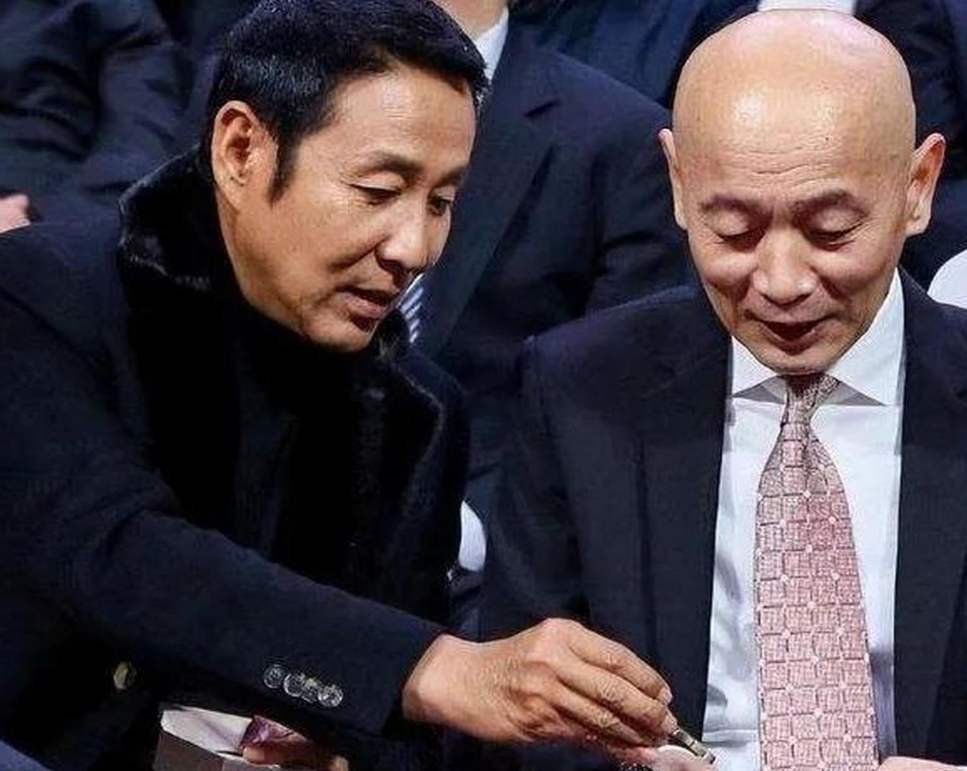 颁奖礼上，陈道明一上台就开始调侃:“今天来的嘉宾里，巩俐的三位丈夫，都在其中。”
