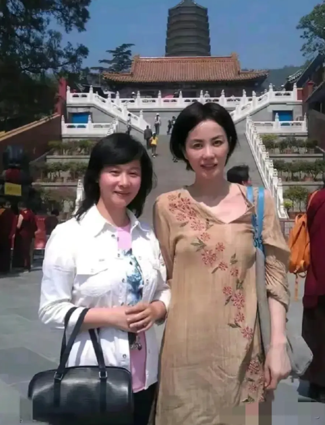王菲年轻的时候好漂亮！

王菲年轻时拥有典型的东方美人特质，五官立体，皮肤白皙，