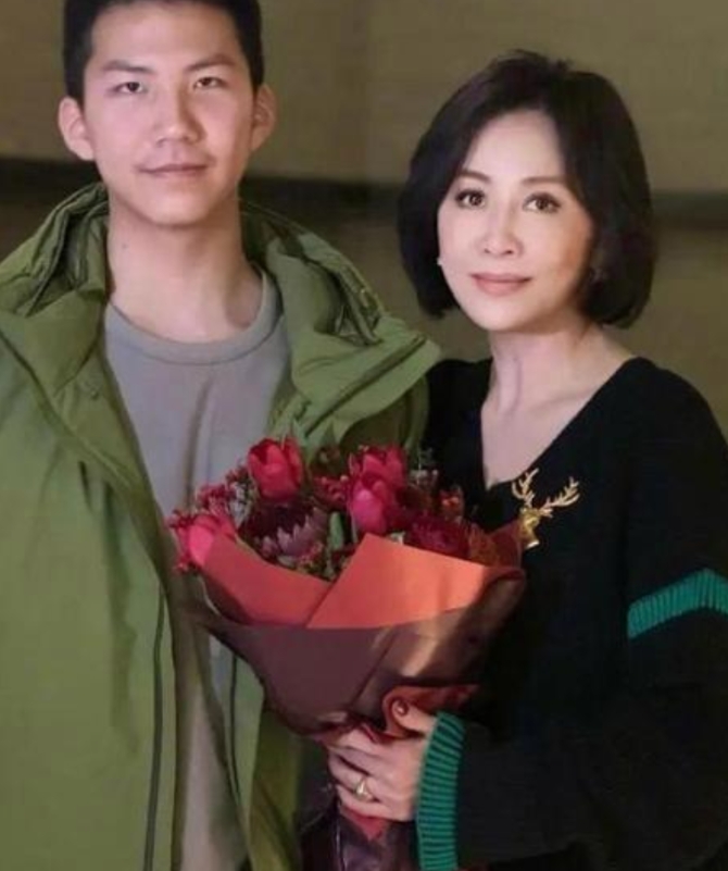 刘嘉玲的干儿子，胡军的亲儿子，16岁胡皓康身高已达1.86米，俊朗的五官极具男子