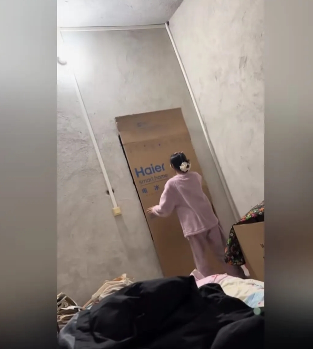 有钱人就是不一样，咱普通人买门就图个结实耐用，人家家门都是名牌，一看就造价不菲。