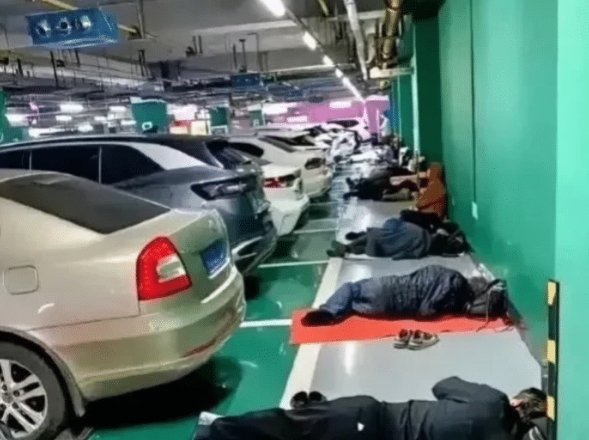 在上海市某地下停车场，有人在地库中拍摄到了一张照片，揭示了地下世界的神秘面纱。据