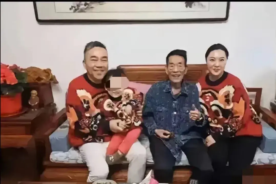 杨议原配大五婶梦真晒出小五婶与杨议聊天记录，通篇恶毒咒骂梦真，看起来文化水平不高