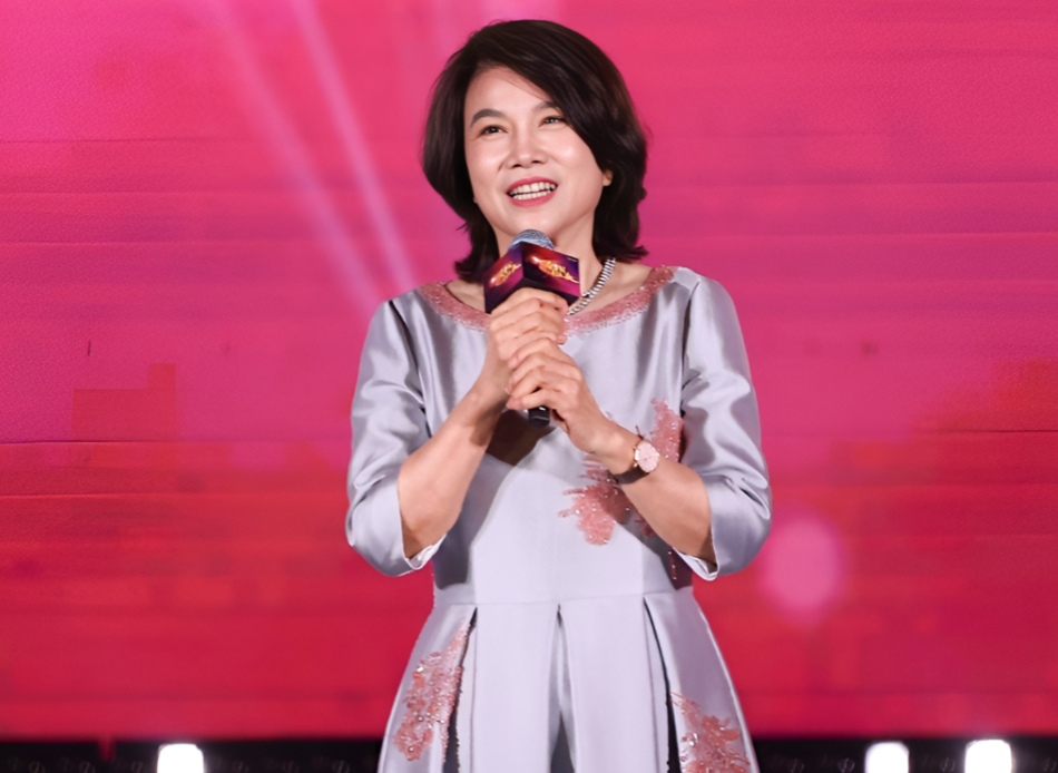 主持人问董明珠：“你身价过 100 亿，为何与亲哥哥 20 年不来往？”董明珠：