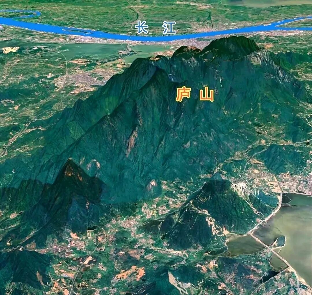 庐山虽然未必有多好玩，也没太险峻，但是地理位置真是没得说。

都说庐山一山赛五岳