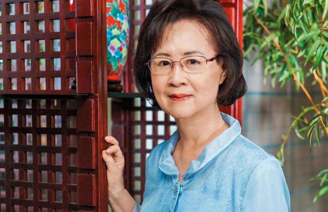 作家琼瑶如果不做“翩然”，她可能活到90岁以上，可惜了。
 
很庆幸琼瑶阿姨有亲