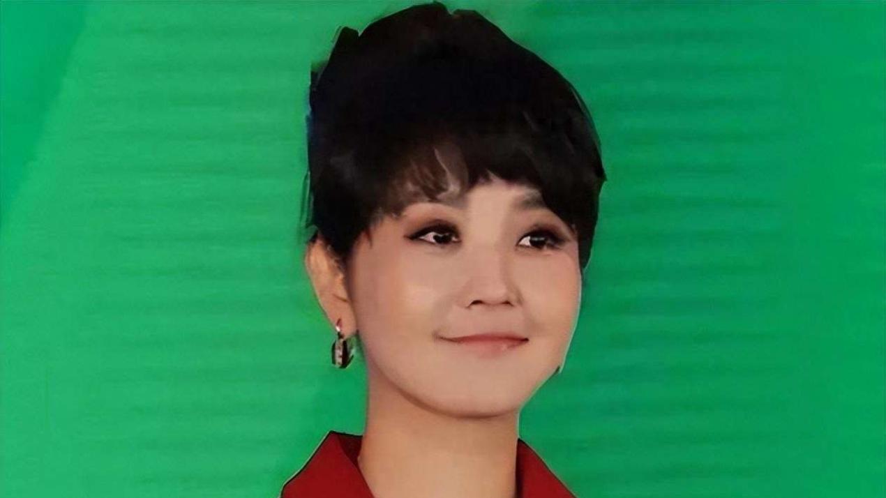 昔日央视名嘴方琼15岁丧父，嫁恩师育有一子，如今生活美满幸福