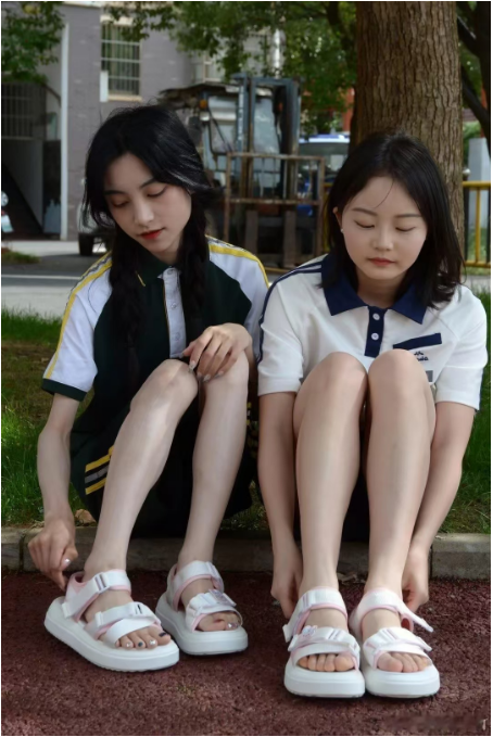 假如你还在学生时代这两个妹子你会选哪个做女朋友哈哈哈哈哈哈