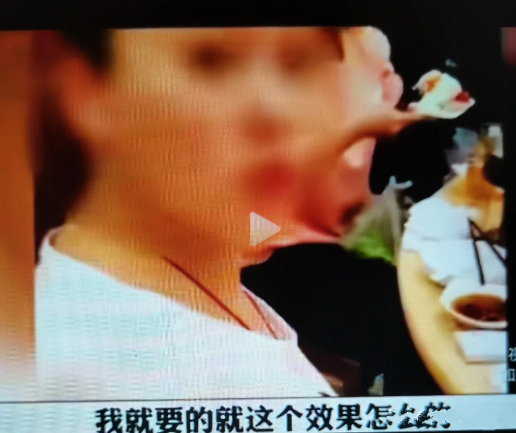 太离谱！女子一行11人去吃火锅自带全部食材，气跑服务员！老板摇头忍气吞声！网友：