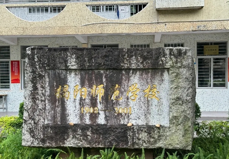 这班主任是没法干了，被奇葩学生家长投诉了。
原因是他小孩上学家长老是叫不起来迟到