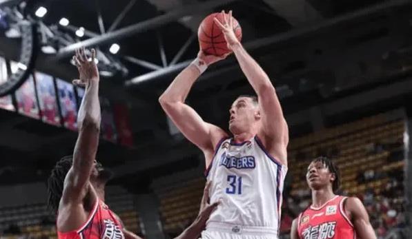 郭艾伦打天津18分还赢球，最高兴的不是郭士强，而是杨鸣和辽篮小刘总，郭艾伦去广州