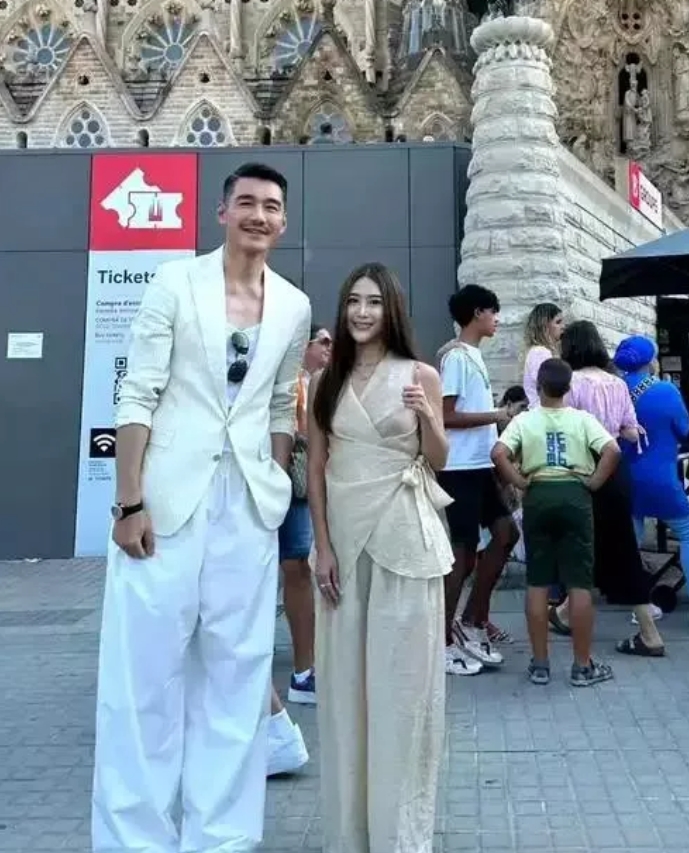 难怪胡兵锁骨凸出，瘦成了皮包骨头，看看他一天吃的东西你就知道了！

胡兵曾在节目