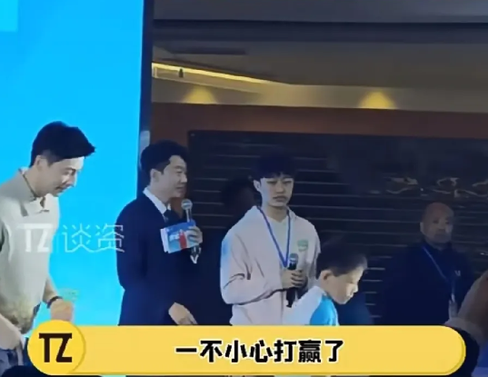 马龙做梦都想不到，自己主动找人握手，对方竟然不领情！

龙队在天津参加活动，和小