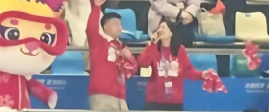来个东北朋友说说啊，你们东北人真的都会转手绢吗？
刷到一个视频，东亚会观众席啊，