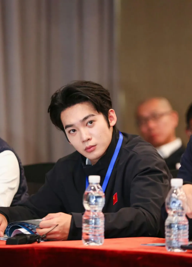 于适确实很帅，身材高大浓眉大眼一身正气很有男子汉气概，但自从知道他跟大10岁的张