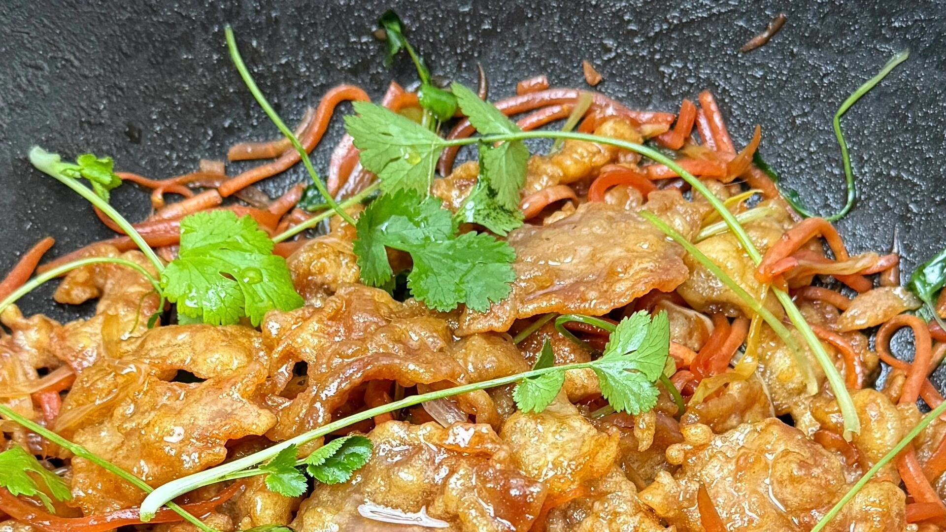 锅包肉：从家常菜到美食艺术的升华