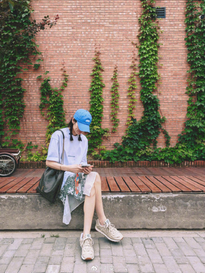 刘雯粉色look