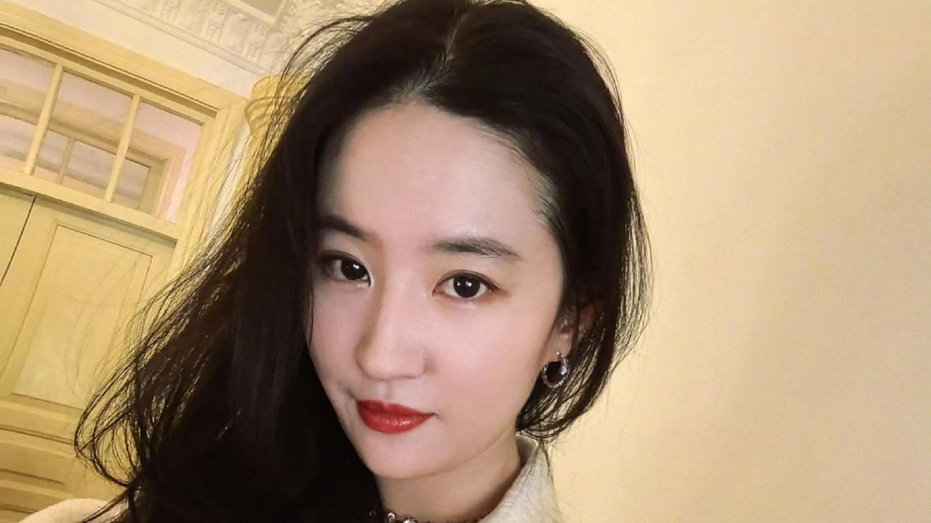 刘亦菲与妈妈同框旅行，母女颜值惊艳，刘妈妈美丽不输任何明星！
