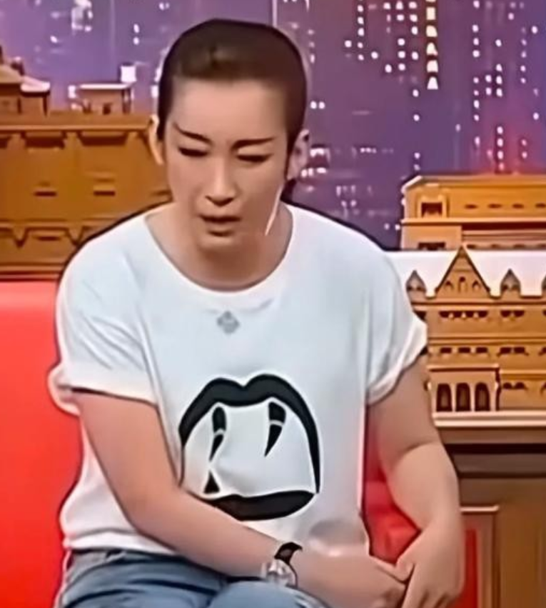 秦海璐大四那年，学校广播突然喊她，说有导演想请她吃饭。她一开始还觉得是骗子，结果