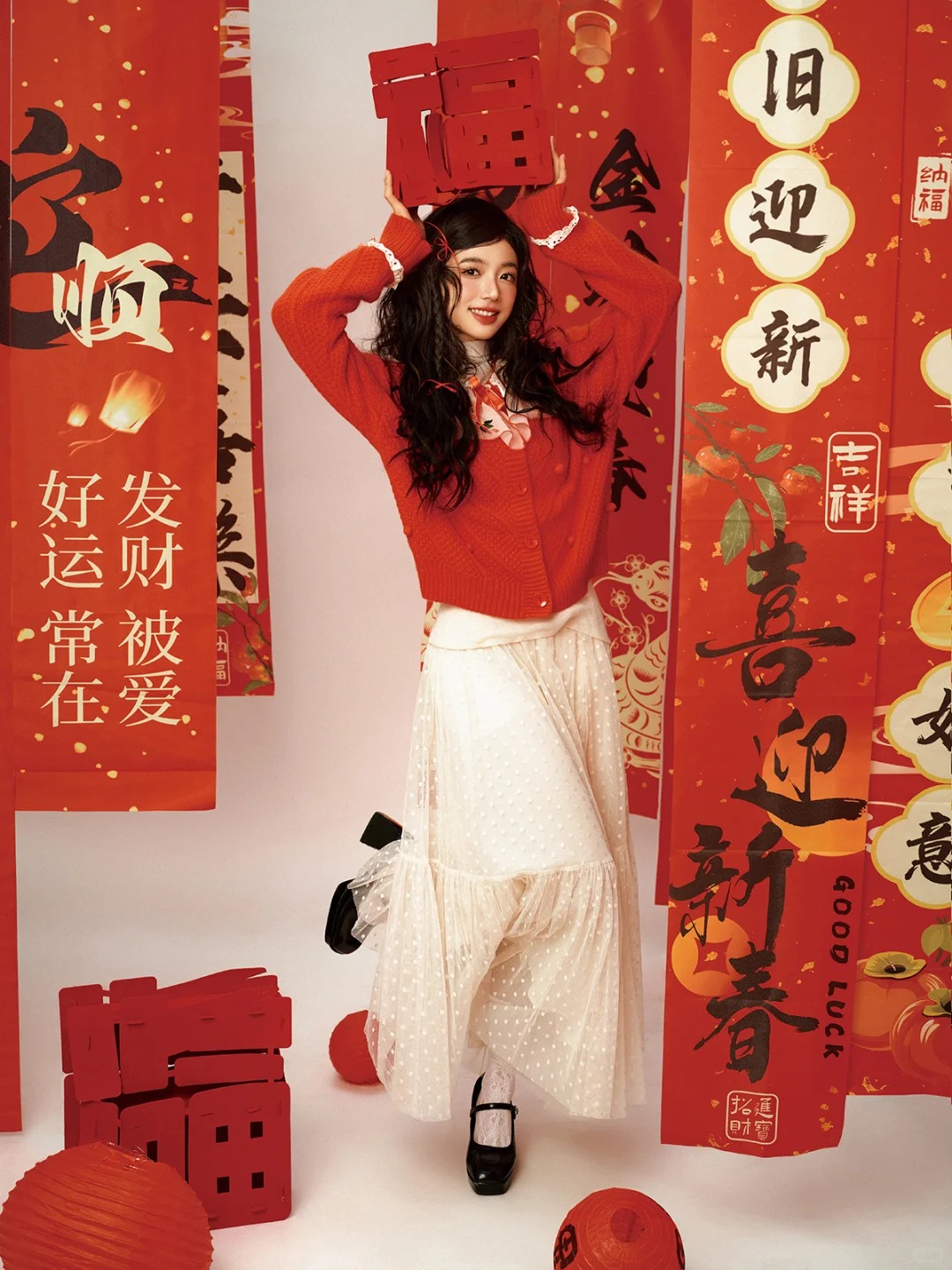 极简的背景点缀上红色对联、福字
浓郁的画面渲染着喜庆的新年氛围感💫
少女身着红