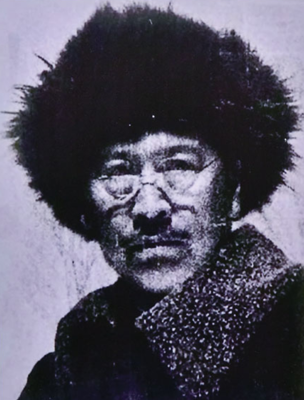 1937年，67岁的大地主戴万龄被日军擒获，为防其逃脱，日军竟用铁丝一头捆住他两