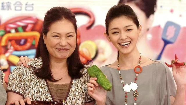 大S离世11天举行告别式，小S说话出尔反尔，张兰疑似到日本取证