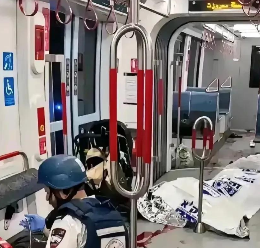 以色列碰到大灾难了，10月3日，三个巴勒斯坦人在地铁里向以色列人开枪，现场特别乱