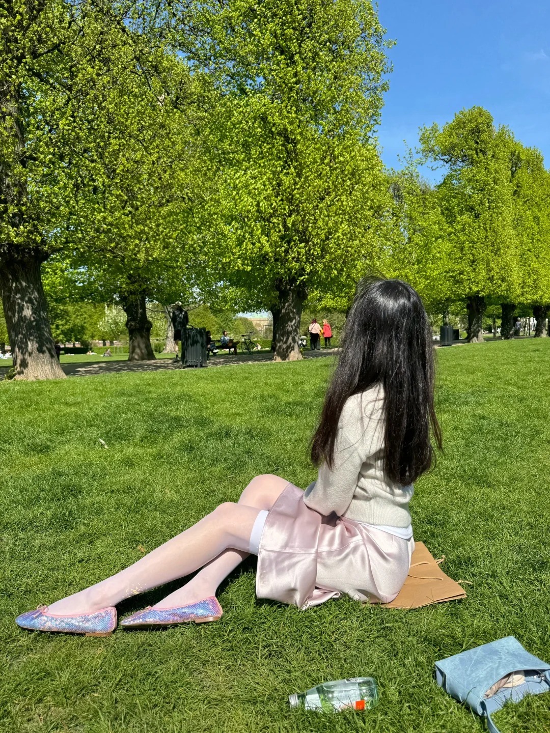 丹麦🇩🇰哥本哈根
天气很好
风也很大
在草坪晒太阳😎
在海边吹吹风🌬
享