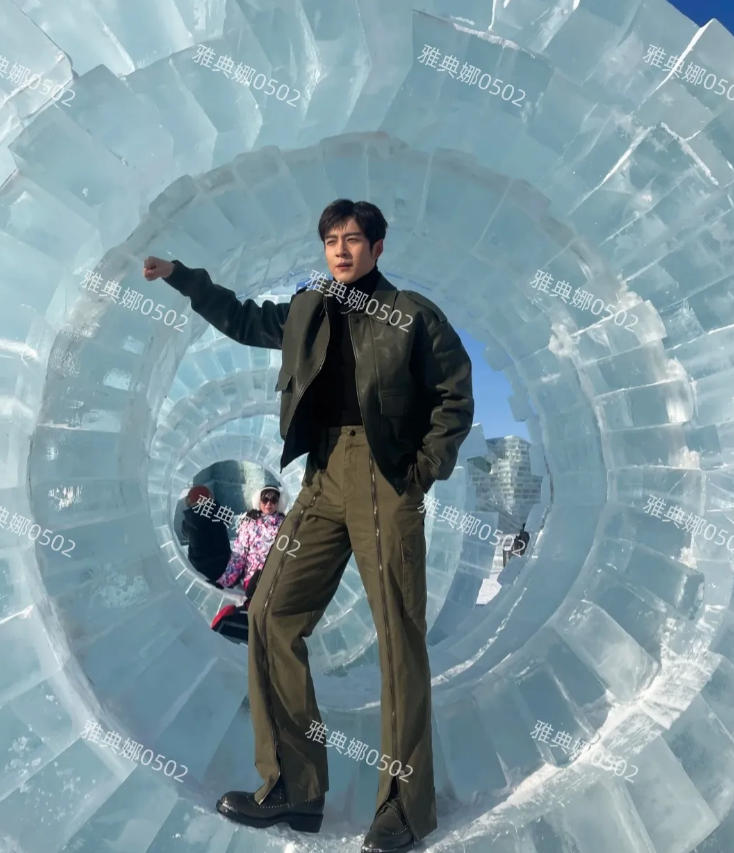 哈尔滨冰雪大世界偶遇韩东君，这个哈尔滨老乡本人太帅了，大高个大长腿，浓眉大眼五官