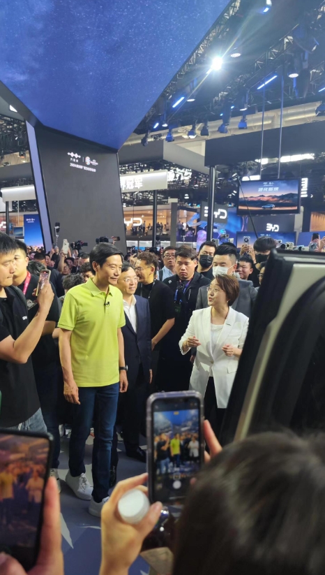一边是新能源全球销冠，一边是电动车最火新秀，北京车展上其乐融融的这一幕还真挺有意