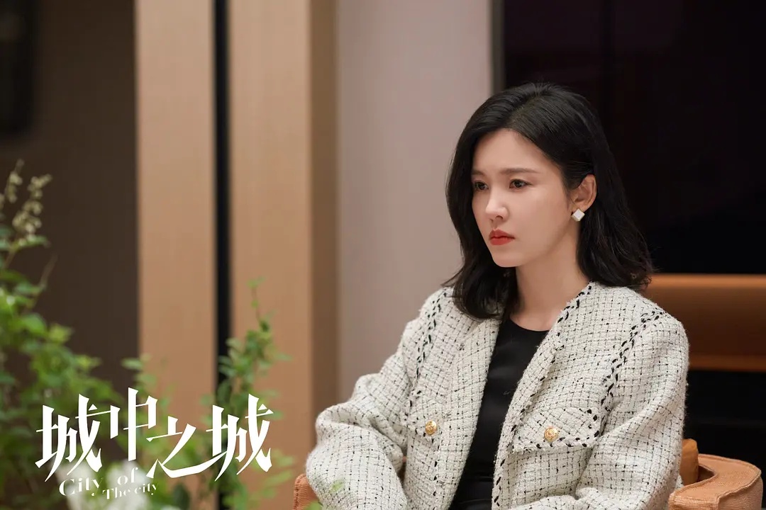 杨子姗在热播剧《乘风踏浪》和《城中之城》中展现了出色的演技，但始终未能大红大紫。