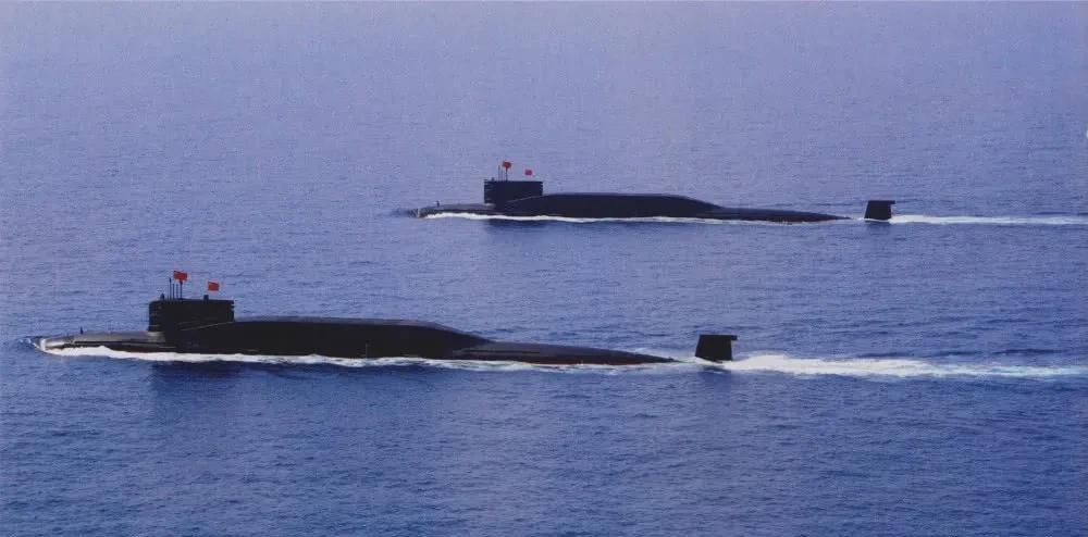 1988年4月29日，在南海某深海海域，十余艘舰船组成的保障编队，正包围着一艘核