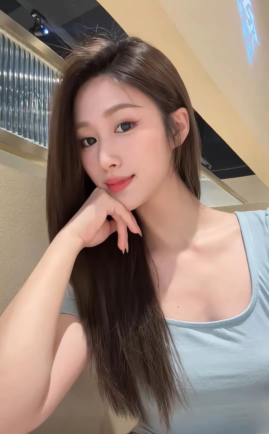 现在的小姑娘真厉害，凡是有点姿色都有那种冤种男上头为她花钱！
​我们单位一个卖车