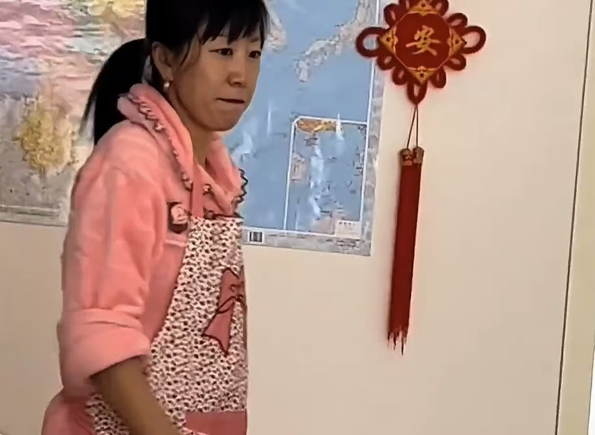 爆改老妈，被网友玩出了新高度
爆改前满脸油腻，爆改后妥妥的欧美大女主
爆改前是4