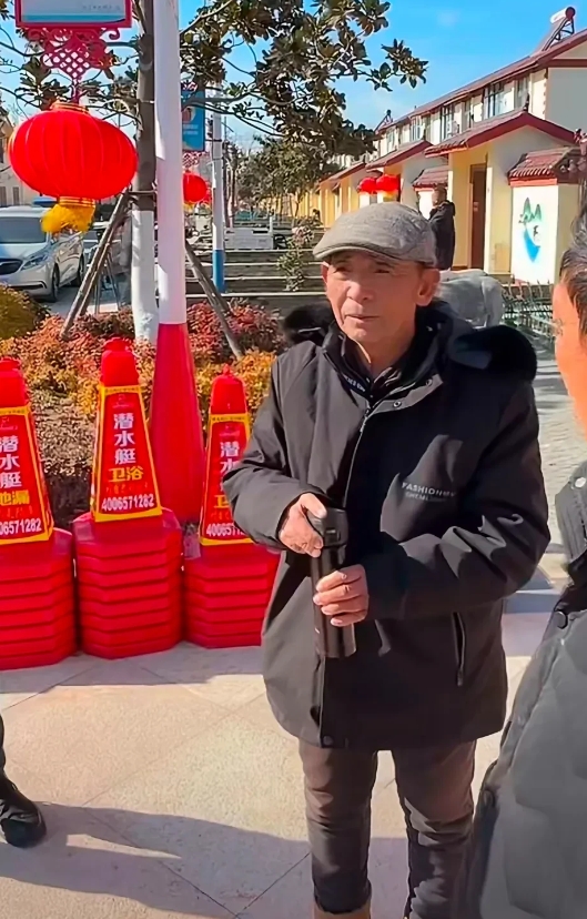 刘强东的父亲常年生活在老家，日子平淡又质朴。没像旁人臆想的那般，靠儿子的钱去城里