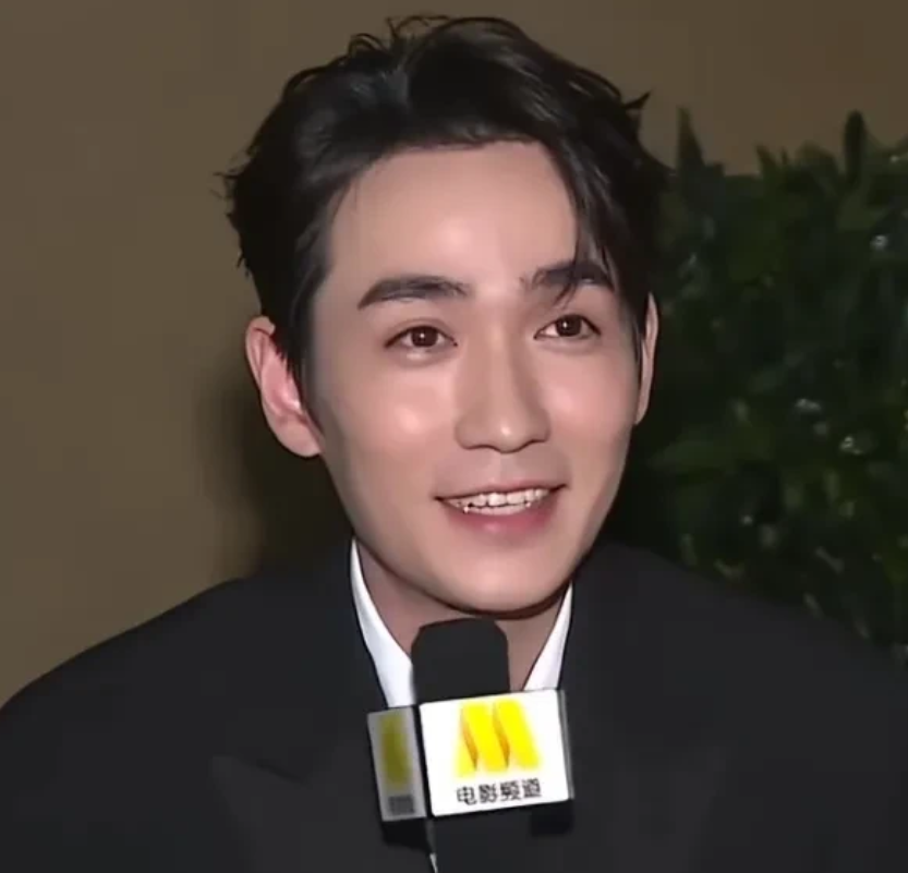 朱一龙的眉毛和眼睛真的好好看，眉毛又粗又密，两个眼睛又清澈，又夹杂着淡淡的忧愁，