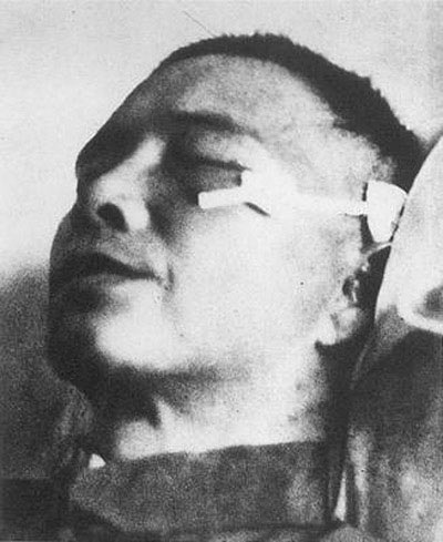 汪精卫在宴会上问唐生明“你跟戴笠关系那么好，不会是来刺杀我的吧？”唐生明瞅了瞅自