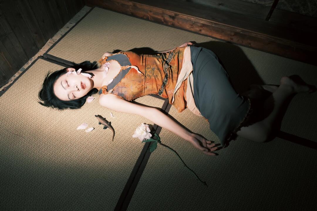 婪尾春/ 多谢花工怜寂寞，尚留芍药殿春风