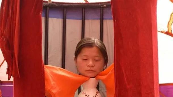 回忆90年代：农村“花瓶姑娘”风靡一时，她们究竟如何生活？