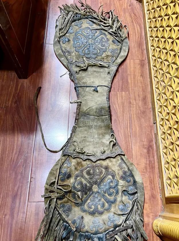 老房子发现的老物件，左看右看也不知是啥玩意，请问有认识的吗？有没有价值呀？