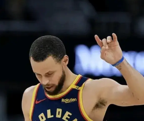 库里真的老了…！其实库里如果愿意降低自己联盟第一的薪资，让球队有更好的空间去打造