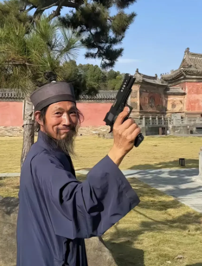 尘昇道长为何能受到这么多网友喜欢?

网友:朝哪个方向磕头能挣钱?
道长:磕头有