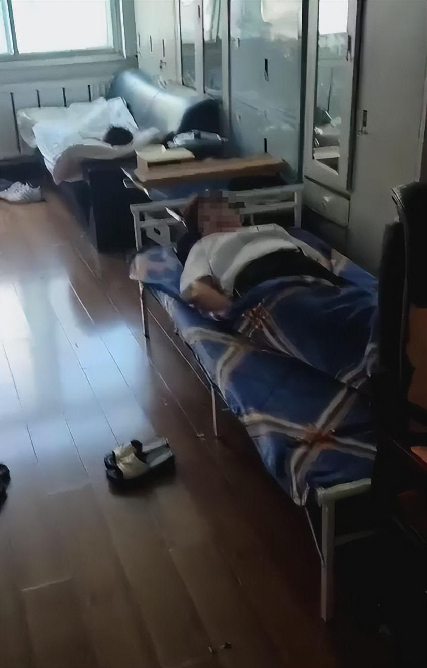 营口鲅鱼圈区市场局，中午上班时间，本该是工作忙碌的时刻，可里面却是另一番景象。四
