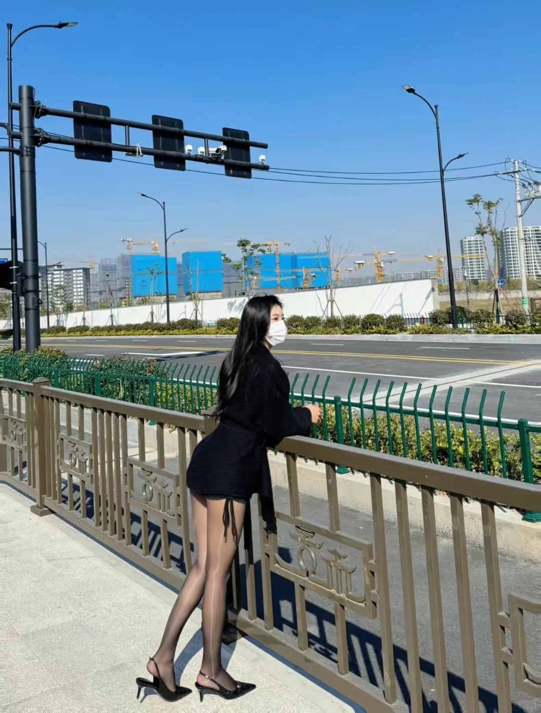 都市丽影
栏杆轻倚凝眸远，车水马龙似画廊。