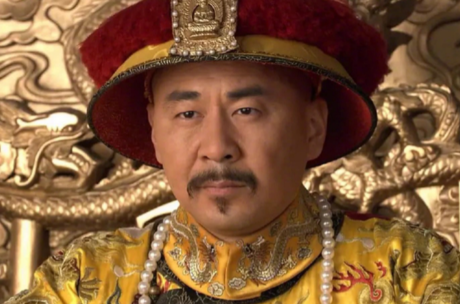 1722年，69岁康熙临终时，拉着雍正的手说：“朕把皇位传给你，但你要答应朕3个